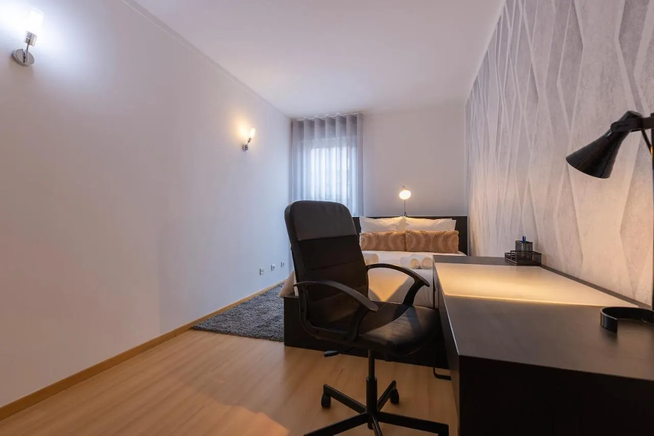 Charm 3Bdr Apartment W/Balcony By Lovelystay Лиссабон
